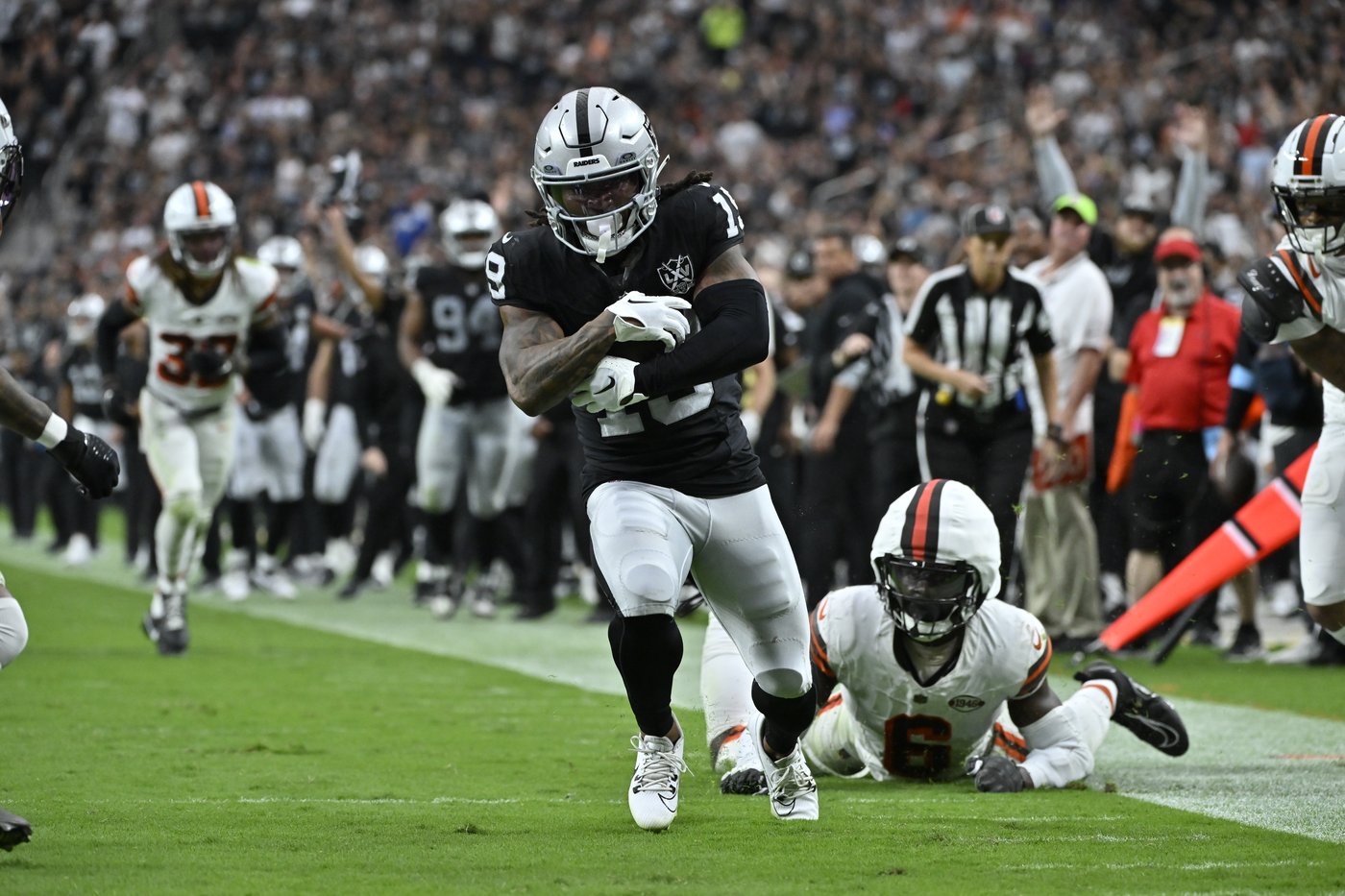 Receivers help Raiders open up their running game for the first time this season | iNFOnews.ca