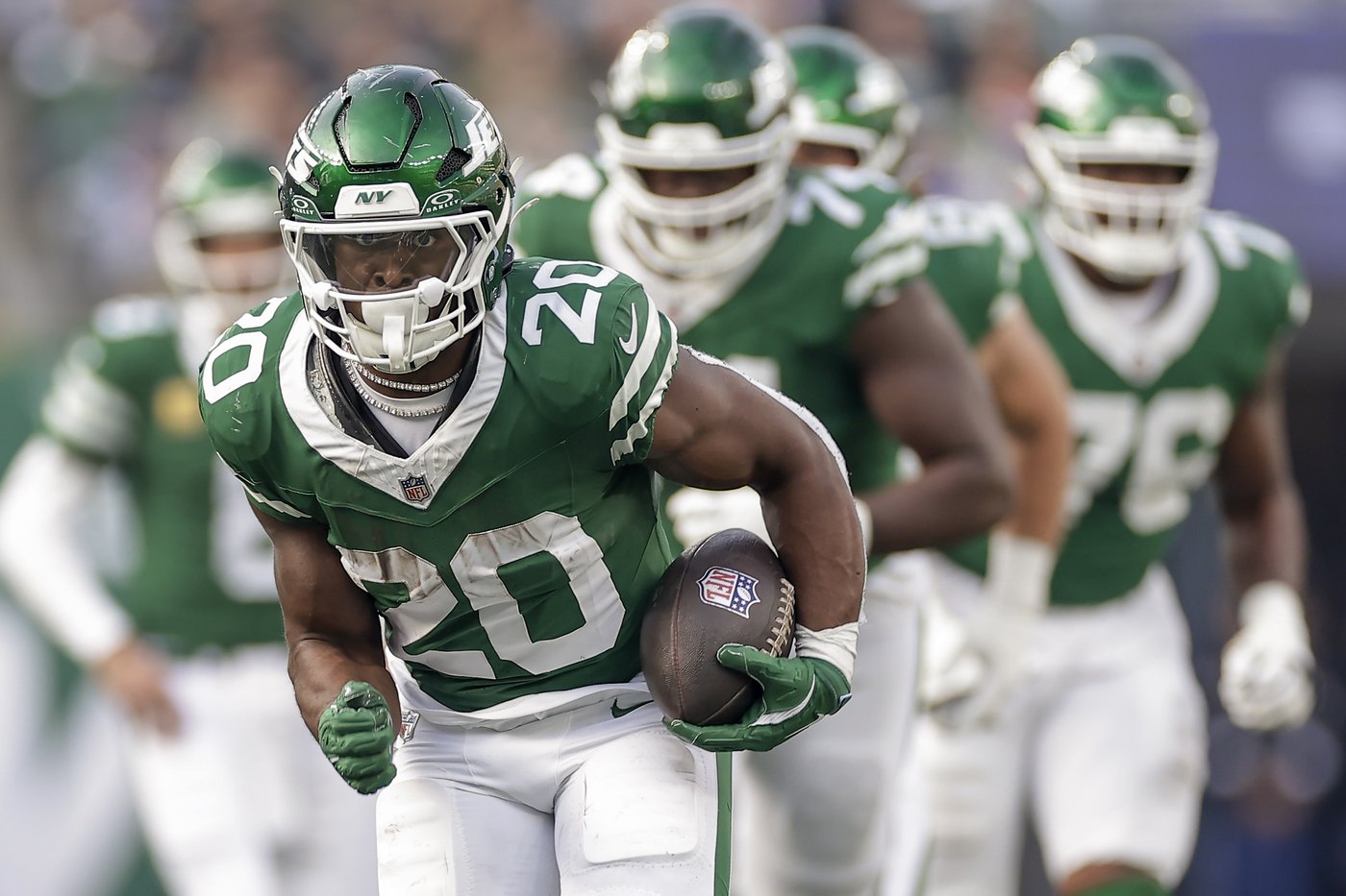 Jets cornerback Gardner and running back Hall doubtful vs. Dolphins, linebacker Mosley headed to IR | iNFOnews.ca Jets cornerback Gardner and running back Hall doubtful vs. Dolphins, linebacker Mosley headed to IR | iNFOnews.ca