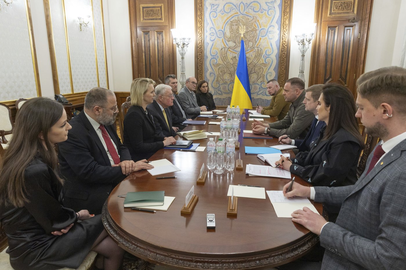 Trump warns Zelenskyy to quickly negotiate war's end with Russia or risk not having a nation to lead | iNFOnews.ca Trump warns Zelenskyy to quickly negotiate war's end with Russia or risk not having a nation to lead | iNFOnews.ca