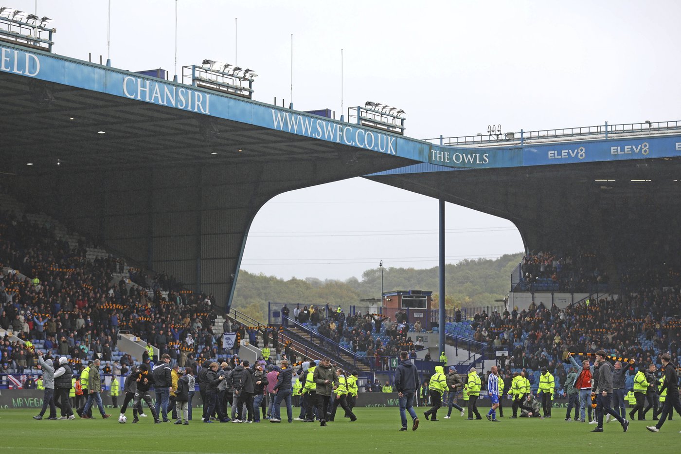 Sheffield Wednesday fans enter pitch to protest against club ownership | iNFOnews.ca Sheffield Wednesday fans enter pitch to protest against club ownership | iNFOnews.ca