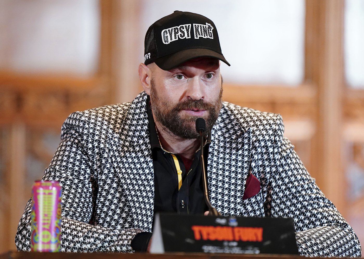 Usyk dresses as a hitman and gets Fury's signature in bizarre news conference | iNFOnews.ca