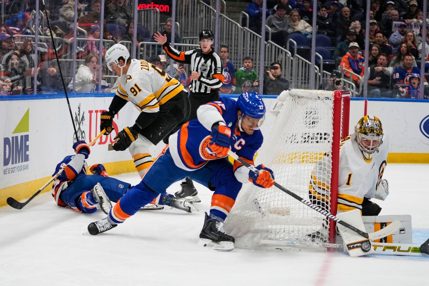 Khusnutdinov scores tying goal in 3rd, adds lone shootout goal in Bruins' 4-3 win over Islanders | iNFOnews.ca
