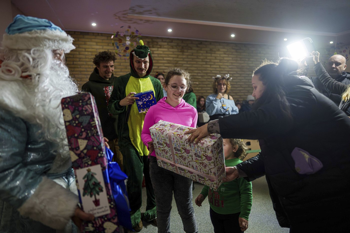 'Reindeer' volunteers bring holiday magic to Ukrainian children living on the frontlines | iNFOnews.ca 'Reindeer' volunteers bring holiday magic to Ukrainian children living on the frontlines | iNFOnews.ca