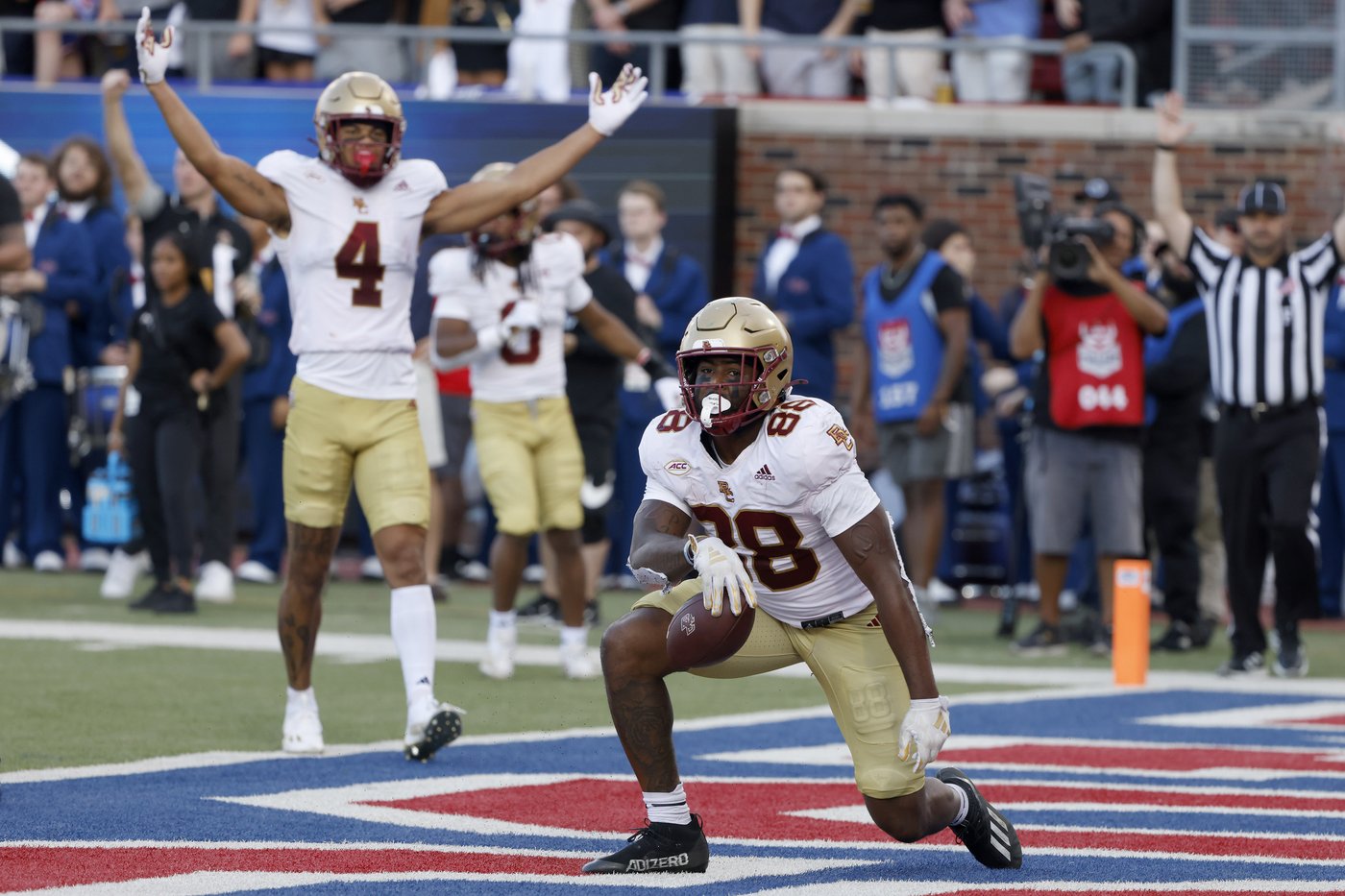 No. 14 SMU moves closer to ACC title game by beating Boston College 38-28 for 7th win in a row | iNFOnews.ca