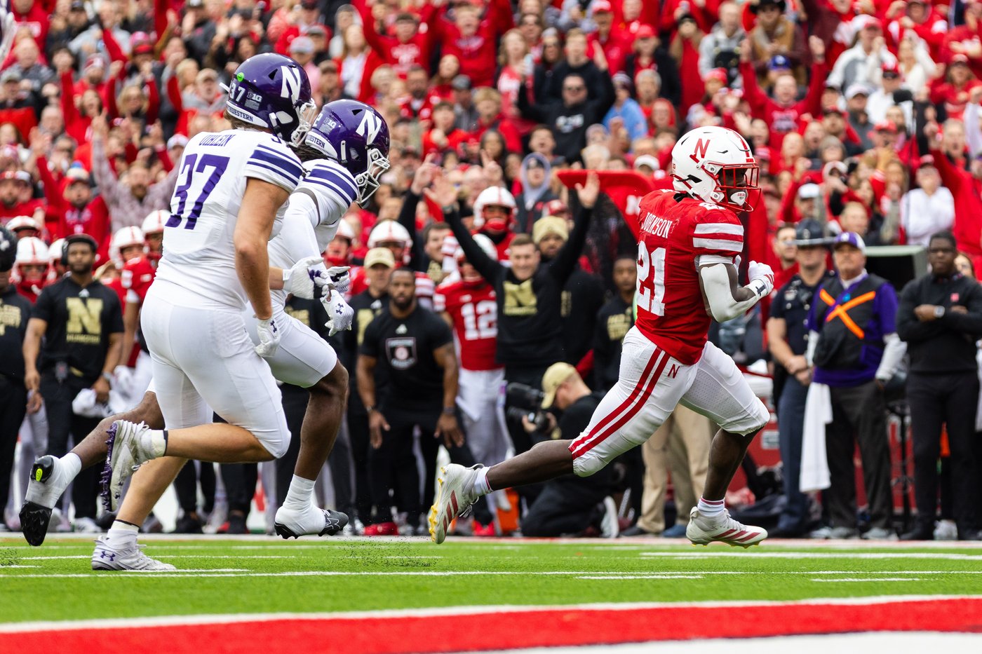 Nebraska grinds out winning touchdown drive after blowing lead, beats Northwestern 28-21 | iNFOnews.ca
