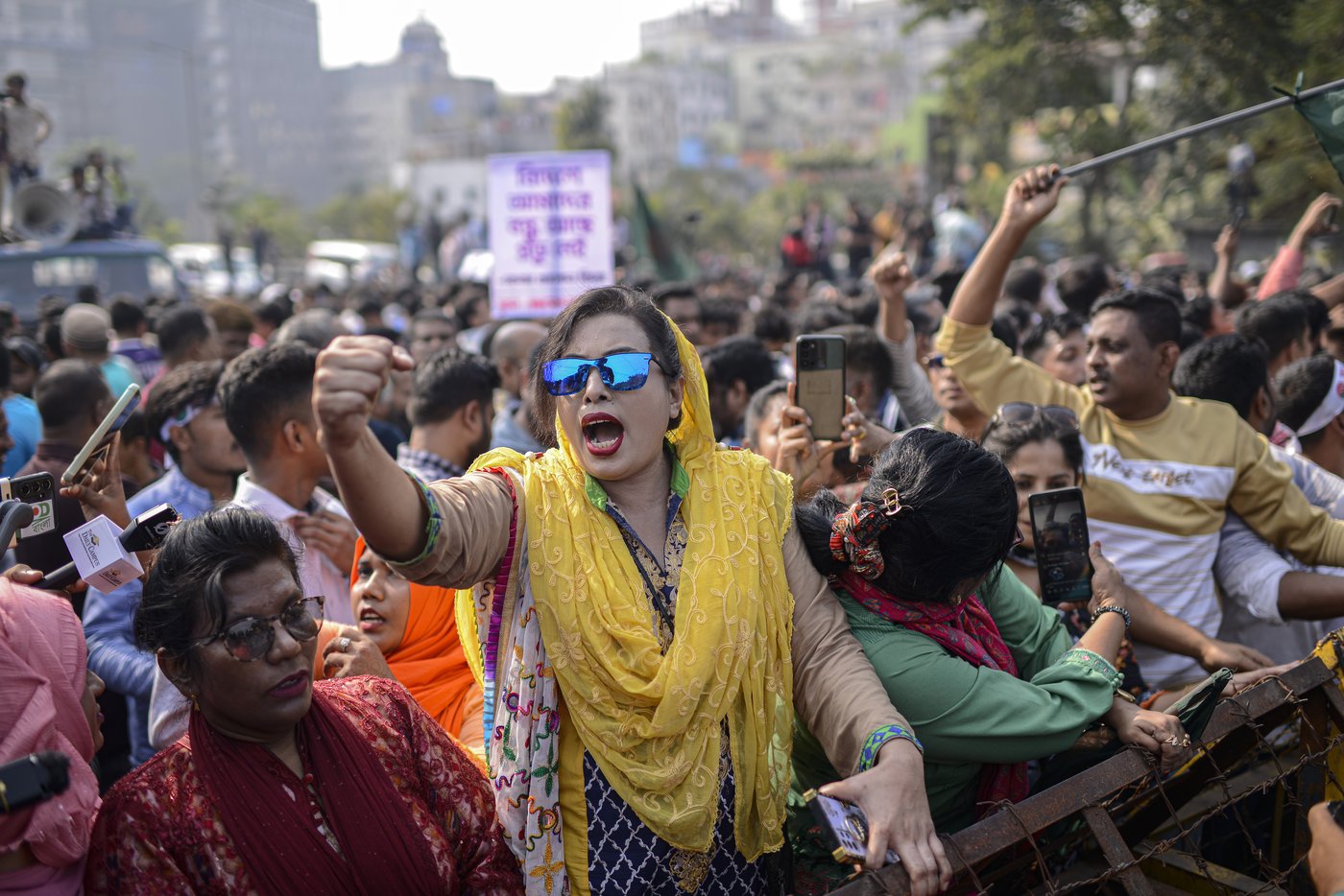 Supporters of Bangladesh Nationalist Party march in protest at attacks in India | iNFOnews.ca Supporters of Bangladesh Nationalist Party march in protest at attacks in India | iNFOnews.ca
