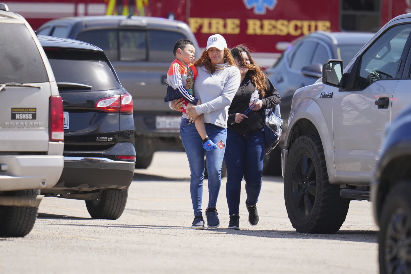 Suspect in shooting at Dallas high school is in custody, officials say | iNFOnews.ca
