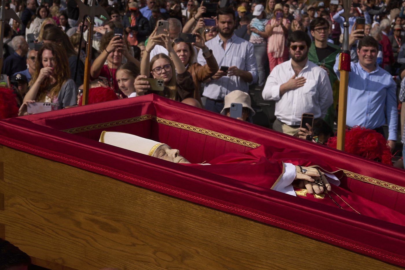 AP PHOTOS: Iconic images of Pope Francis' procession captured by AP photographer | iNFOnews.ca AP PHOTOS: Iconic images of Pope Francis' procession captured by AP photographer | iNFOnews.ca