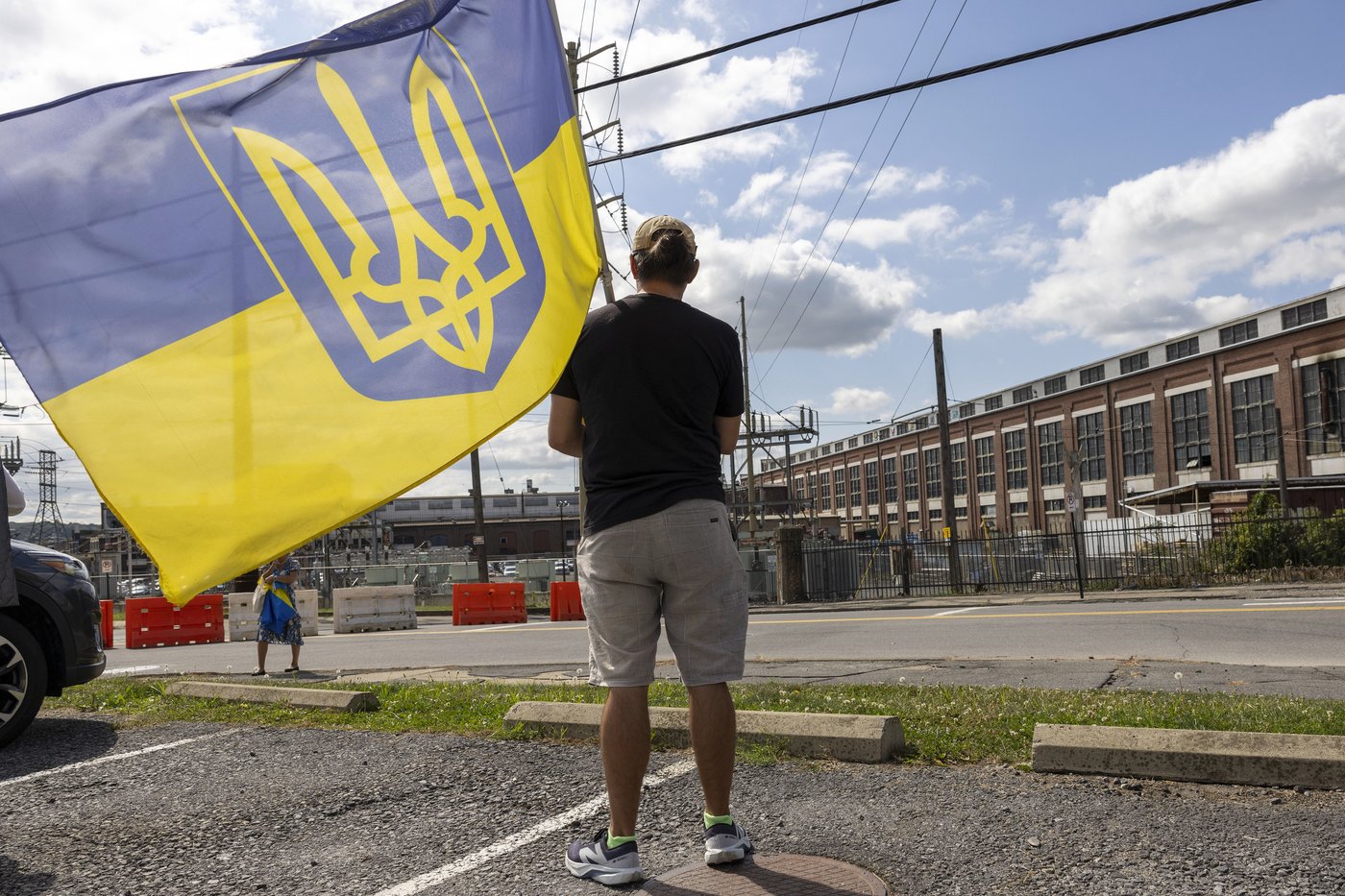 Ukrainian President Zelenskyy visits Pennsylvania ammunition factory to thank workers | iNFOnews.ca