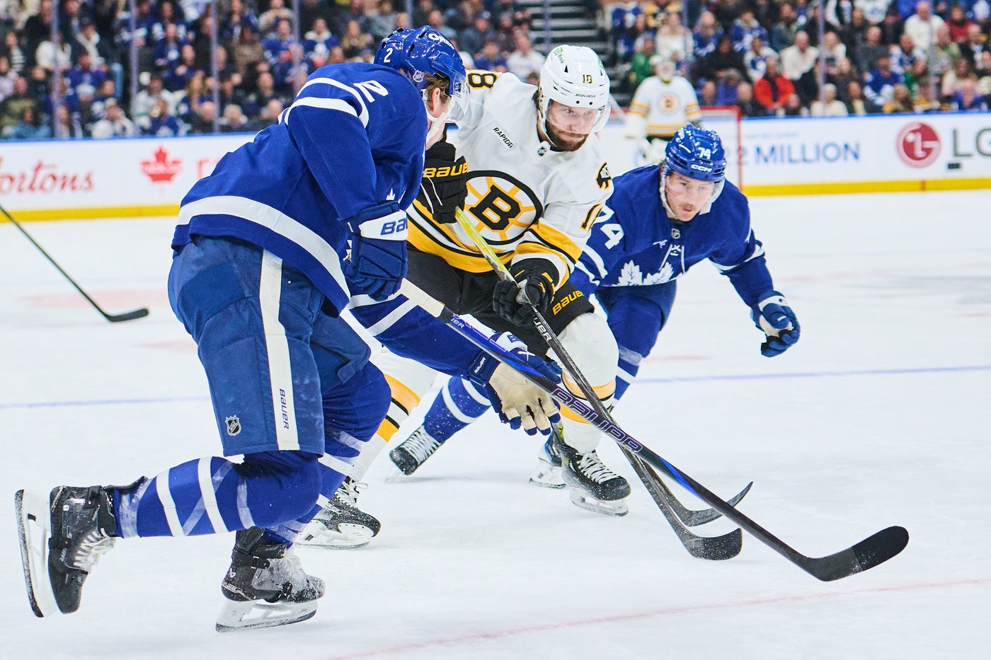 Fraser Minten scores against former team, Boston Bruins top Toronto Maple Leafs 5-3 | iNFOnews.ca