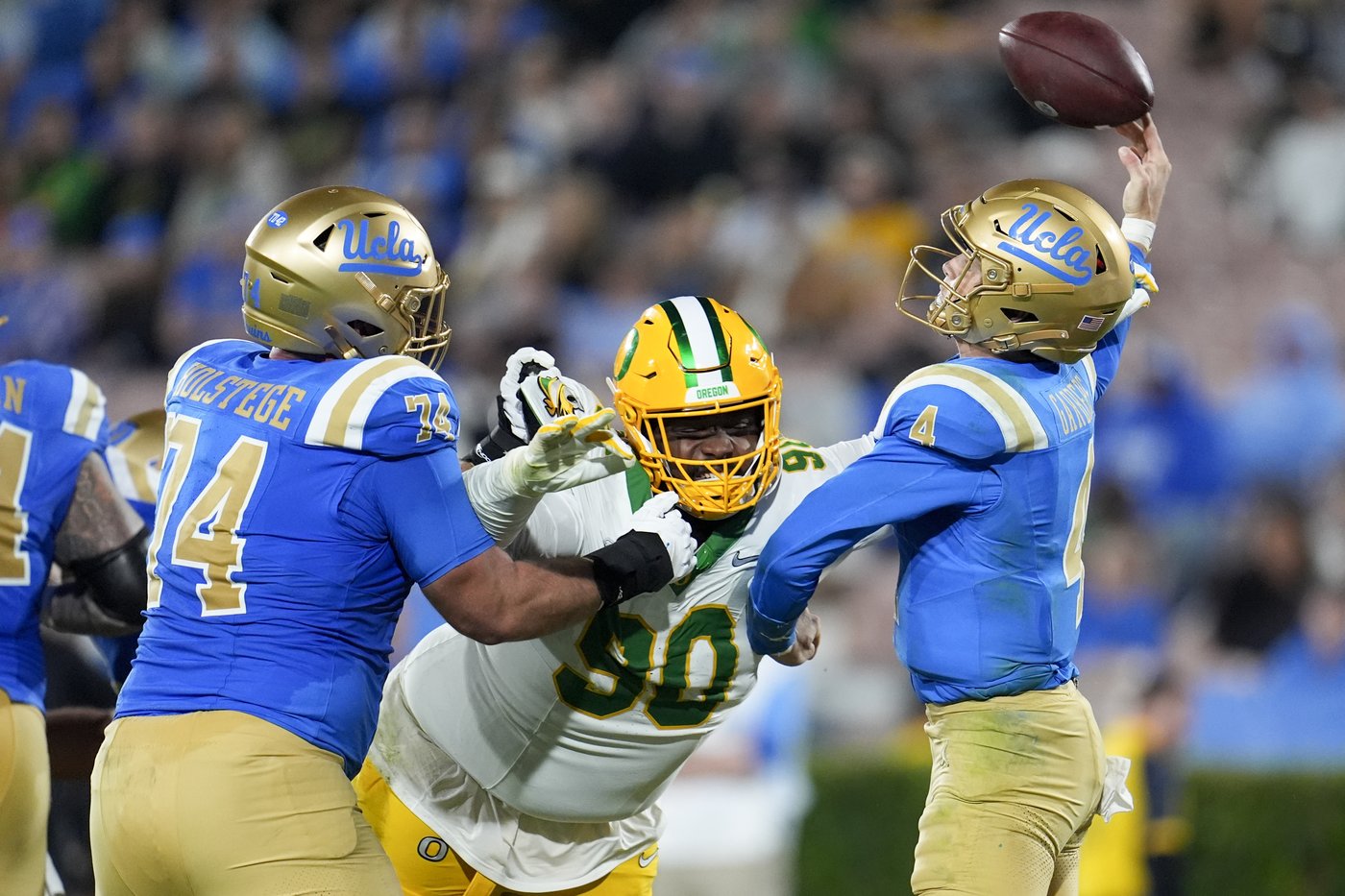 Dillon Gabriel throws for 3 TDs as No. 8 Oregon beats UCLA 34-13 in first Big Ten game | iNFOnews.ca Dillon Gabriel throws for 3 TDs as No. 8 Oregon beats UCLA 34-13 in first Big Ten game | iNFOnews.ca