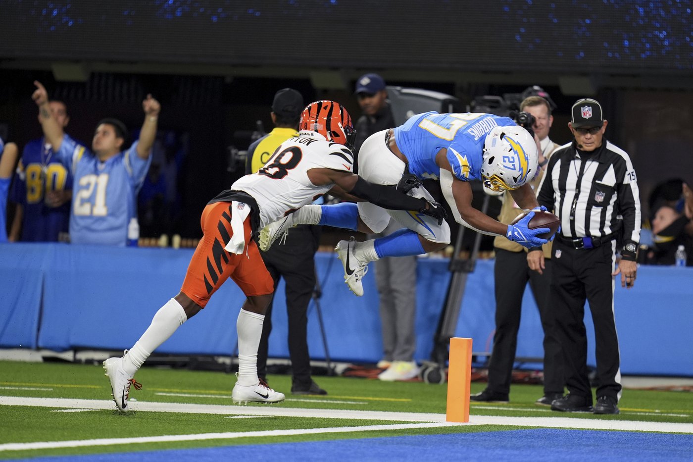 Chargers beat Bengals 34-27 on Dobbins' late TD after squandering 21-point lead | iNFOnews.ca