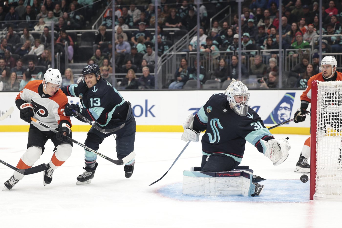 Kraken score 4 goals in 2nd period, hold off late Flyers rally in 6-4 win | iNFOnews.ca