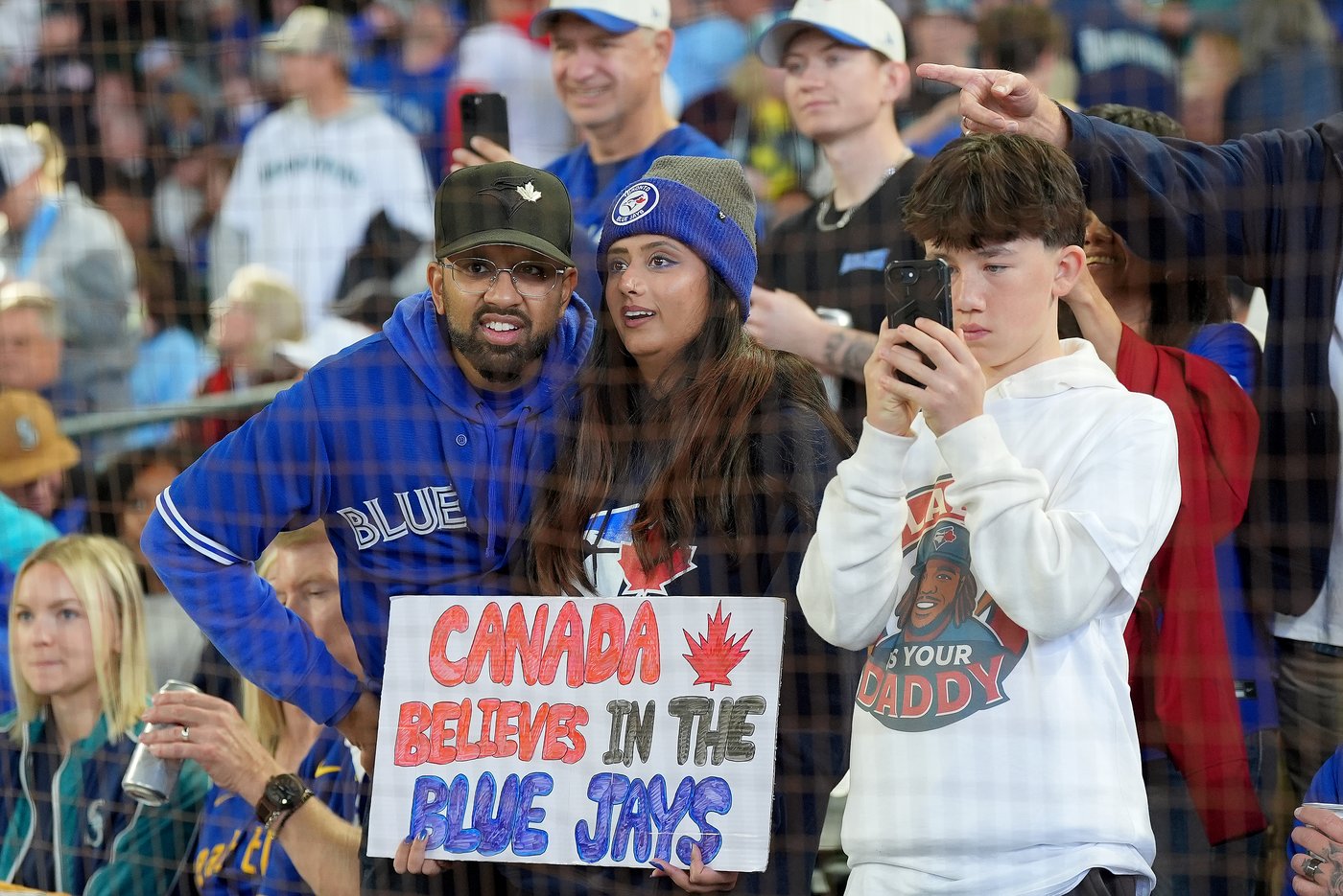 Photo Gallery: Mariners take 3-2 lead in ALCS with 6-2 win in Game 5 | iNFOnews.ca