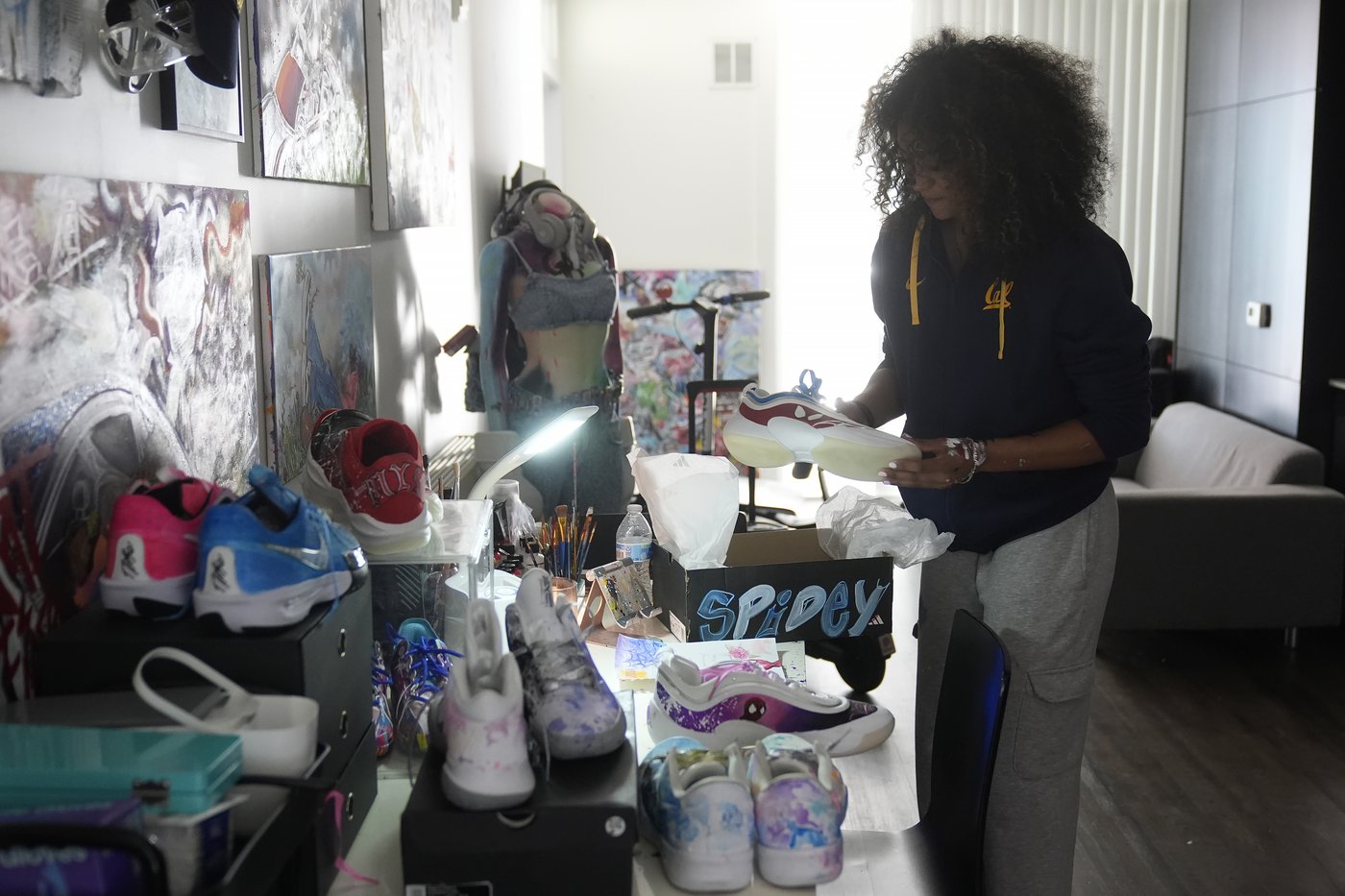 Cal guard Jayda Noble paints custom shoes to express her artistic side when she leaves the court | iNFOnews.ca Cal guard Jayda Noble paints custom shoes to express her artistic side when she leaves the court | iNFOnews.ca