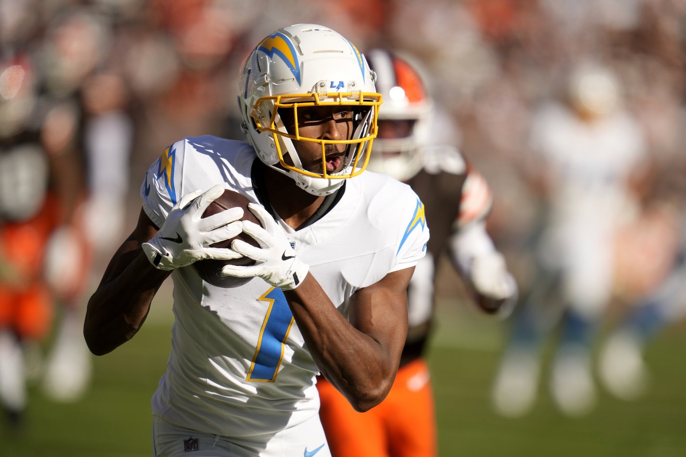 Justin Herbert throws 2 TD passes, Chargers clamp down on Jameis Winston in 27-10 win over Browns | iNFOnews.ca