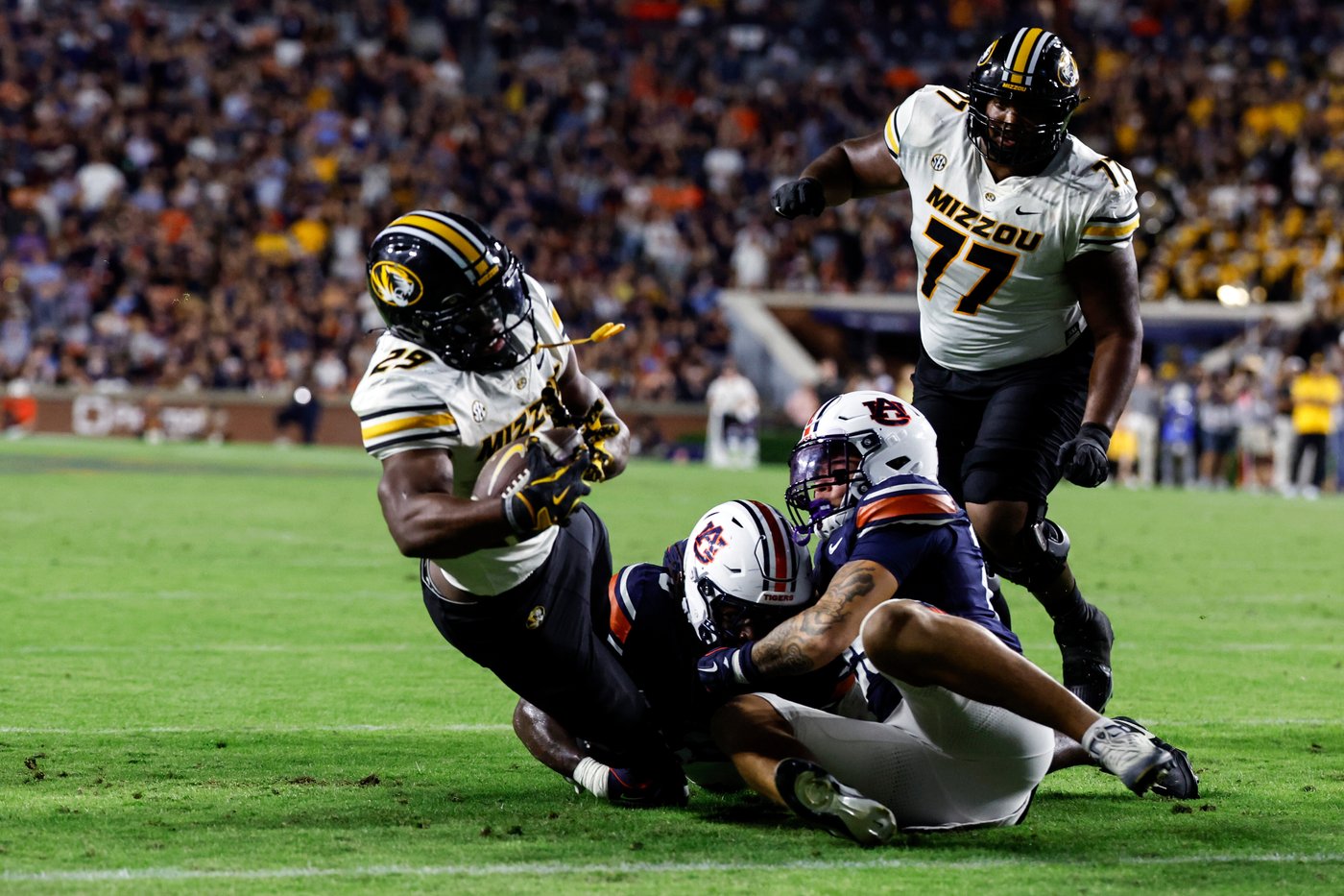 Beau Pribula's TD run in the 2nd OT lifts No. 16 Missouri to a 23-17 victory at Auburn | iNFOnews.ca
