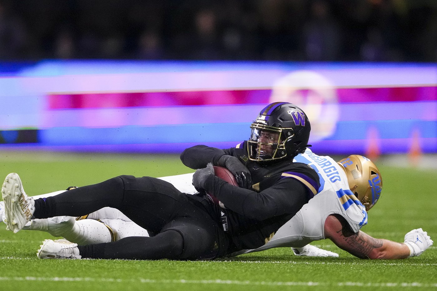 Desmond Williams Jr., Jonah Coleman lead Washington past UCLA 31-19 for bowl eligibility | iNFOnews.ca