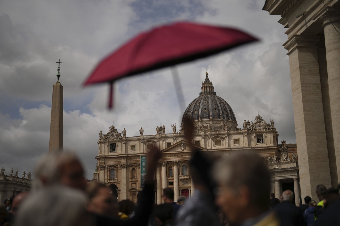 Tens of thousands file into St. Peter's Basilica to pay final respects to Pope Francis | iNFOnews.ca Tens of thousands file into St. Peter's Basilica to pay final respects to Pope Francis | iNFOnews.ca