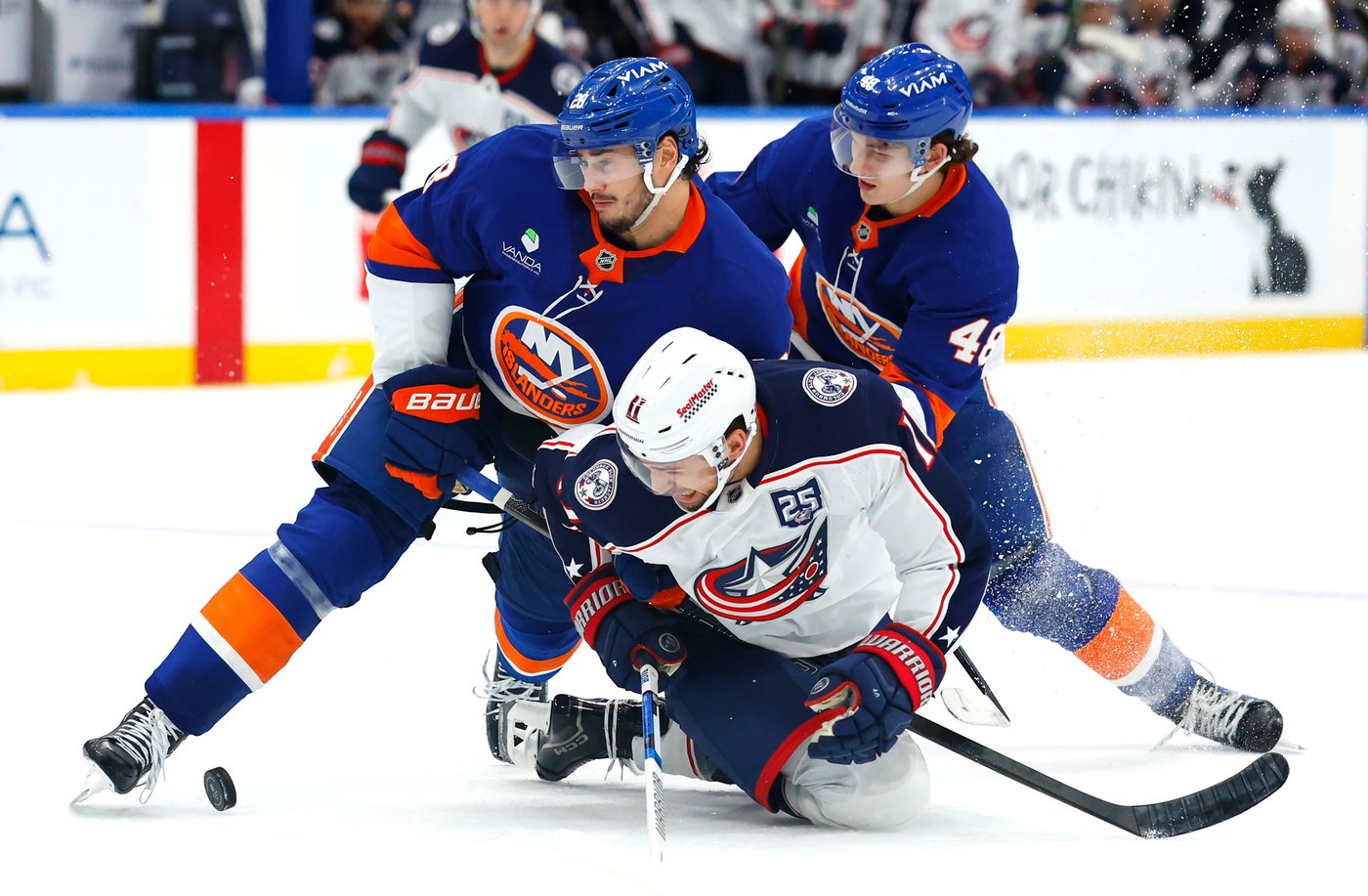 Schaefer stars as the Islanders score 2 late goals to edge Blue Jackets 3-2 | iNFOnews.ca Schaefer stars as the Islanders score 2 late goals to edge Blue Jackets 3-2 | iNFOnews.ca