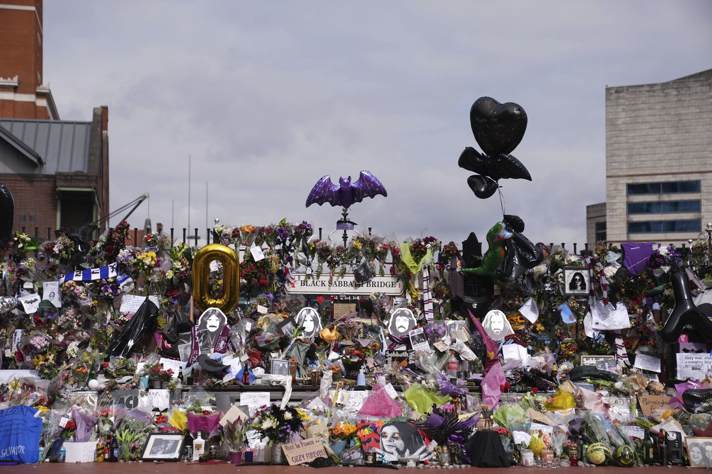 Birmingham gives an emotional farewell to Ozzy Osbourne as tearful family lead tributes | iNFOnews.ca