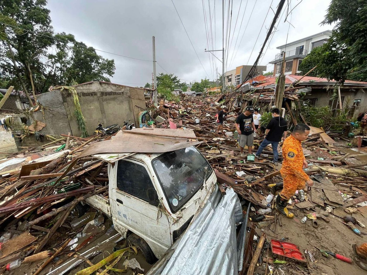 Philippine air force helicopter carrying 5 crashes while en route to help in typhoon response | iNFOnews.ca