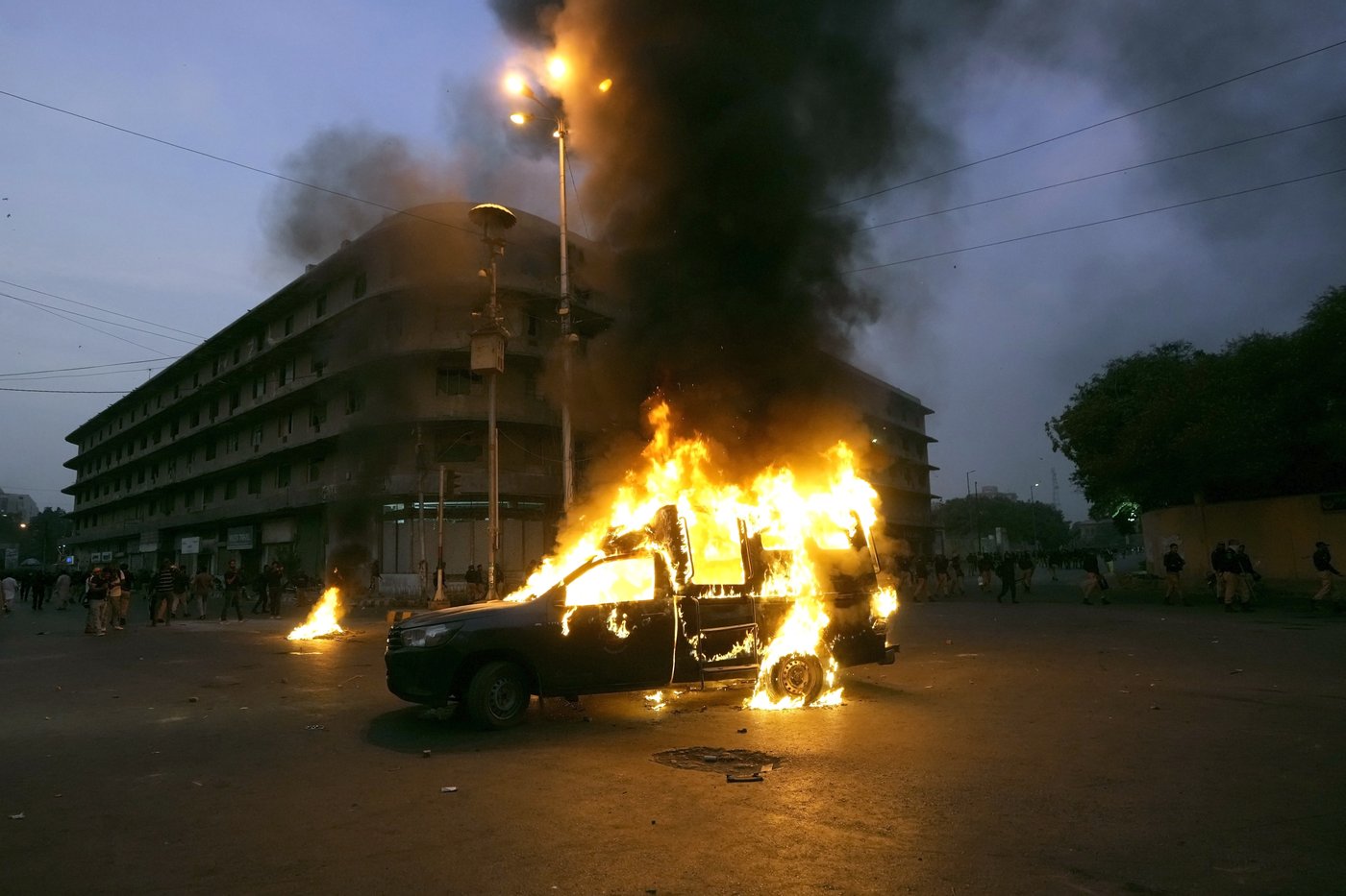 Pakistani police fire tear gas and charge protesters in Karachi | iNFOnews.ca Pakistani police fire tear gas and charge protesters in Karachi | iNFOnews.ca