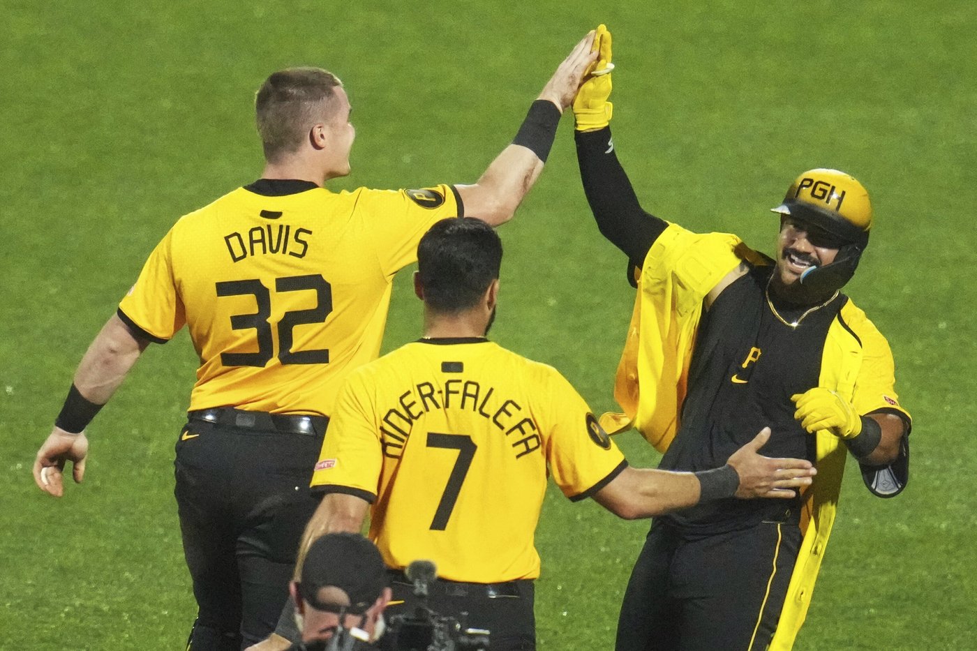 Adam Frazier has 3 hits, scores winning run as Pirates top Phillies 5-4 | iNFOnews.ca