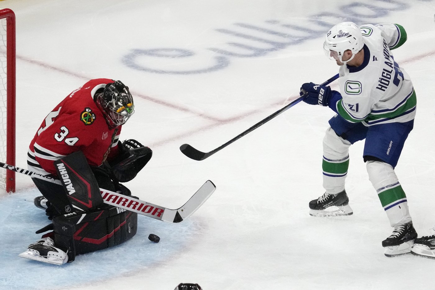 Heinen scores twice as the Canucks beat the Blackhawks 6-3 for their 3rd straight win | iNFOnews.ca
