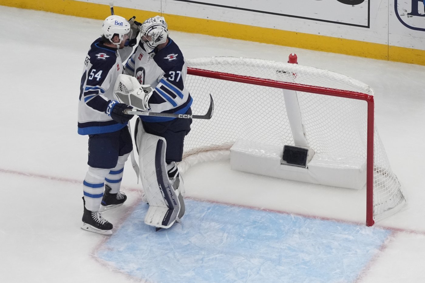 Hellebuyck stops 27 shots, lifts undefeated Jets to 3-2 win over Blues | iNFOnews.ca