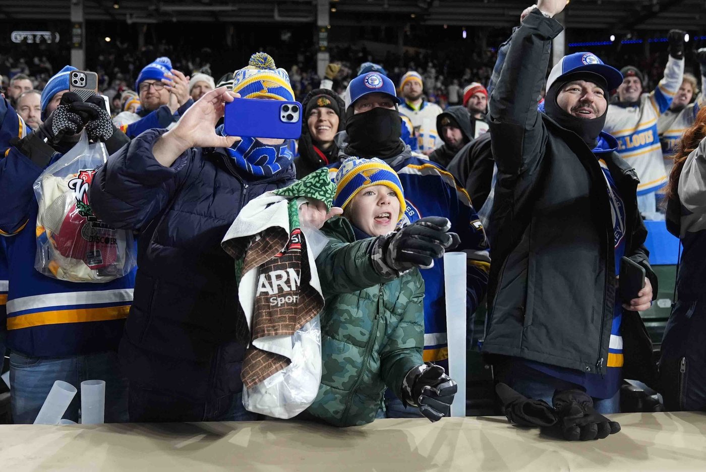 Blues have all the fun in 6-2 win over Blackhawks in outdoor Winter Classic | iNFOnews.ca