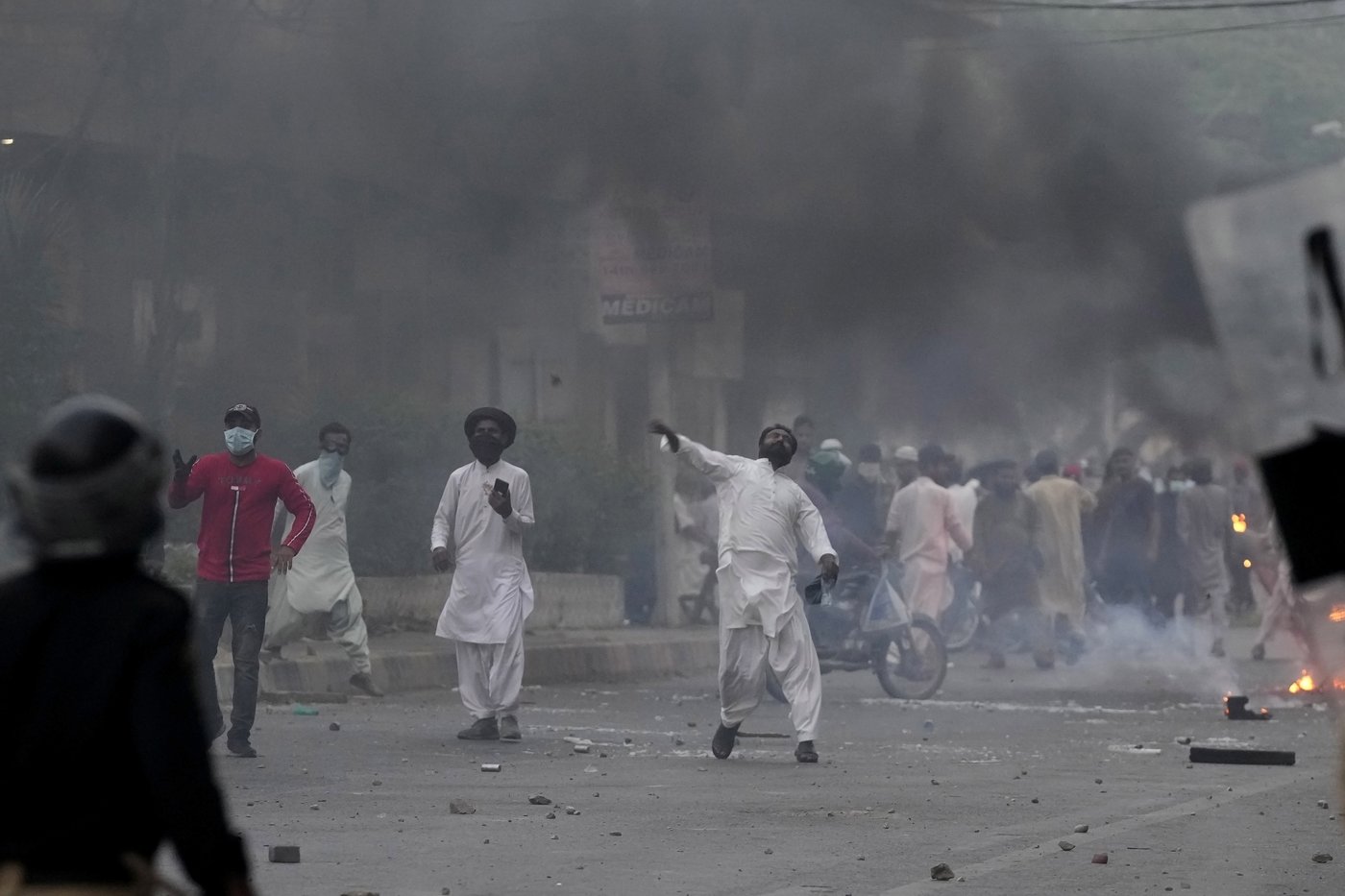Pakistani police fire tear gas and charge protesters in Karachi | iNFOnews.ca Pakistani police fire tear gas and charge protesters in Karachi | iNFOnews.ca