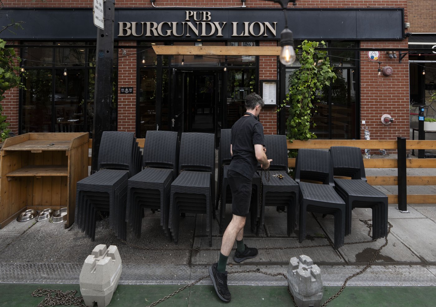 Quebec language watchdog backtracks on pub sign it deemed too English | iNFOnews.ca