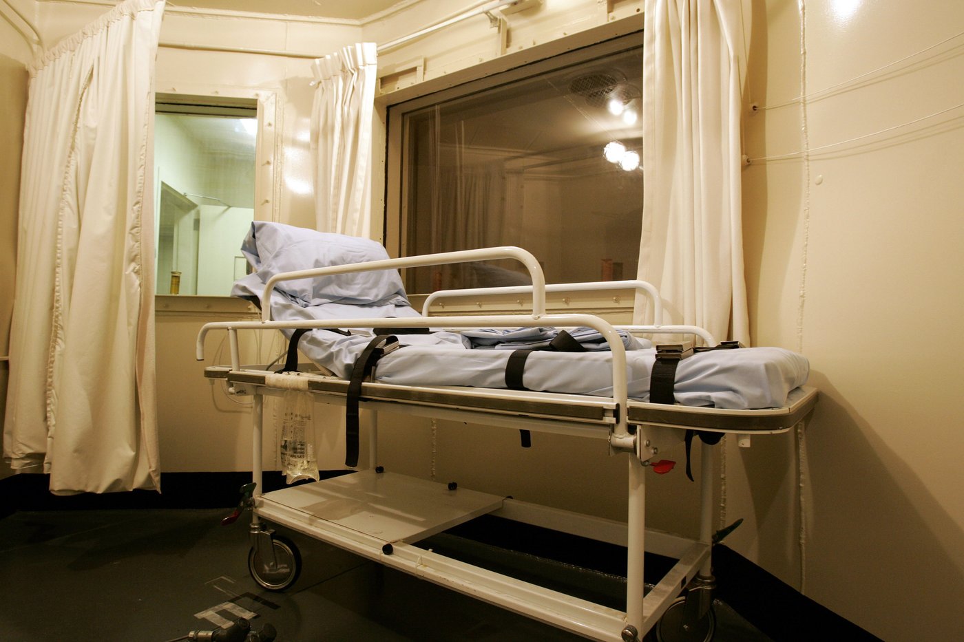Outgoing North Carolina governor commutes 15 death row sentences | iNFOnews.ca