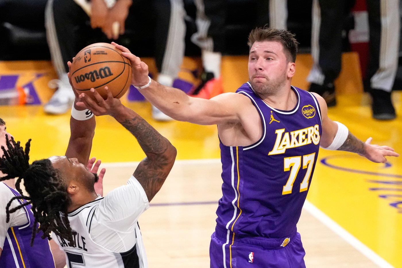 Doncic scores 35, and the Lakers survive a frantic final second for a 118-116 win over the Spurs | iNFOnews.ca