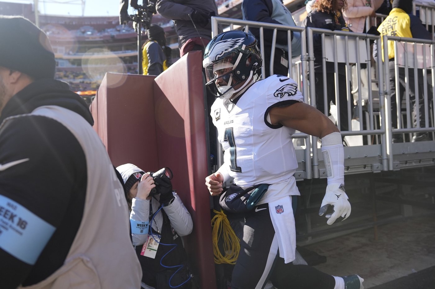 Eagles QB Jalen Hurts is in the NFL’s concussion protocol. His status for Sunday is uncertain | iNFOnews.ca Eagles QB Jalen Hurts is in the NFL’s concussion protocol. His status for Sunday is uncertain | iNFOnews.ca