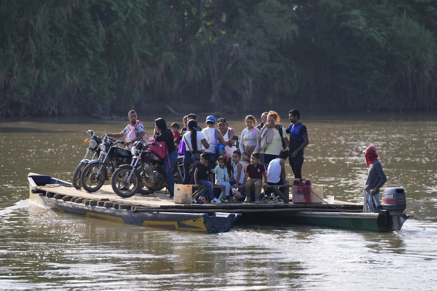 Colombians flee to Venezuela as clashes between rebel groups escalate in coca-rich border region | iNFOnews.ca