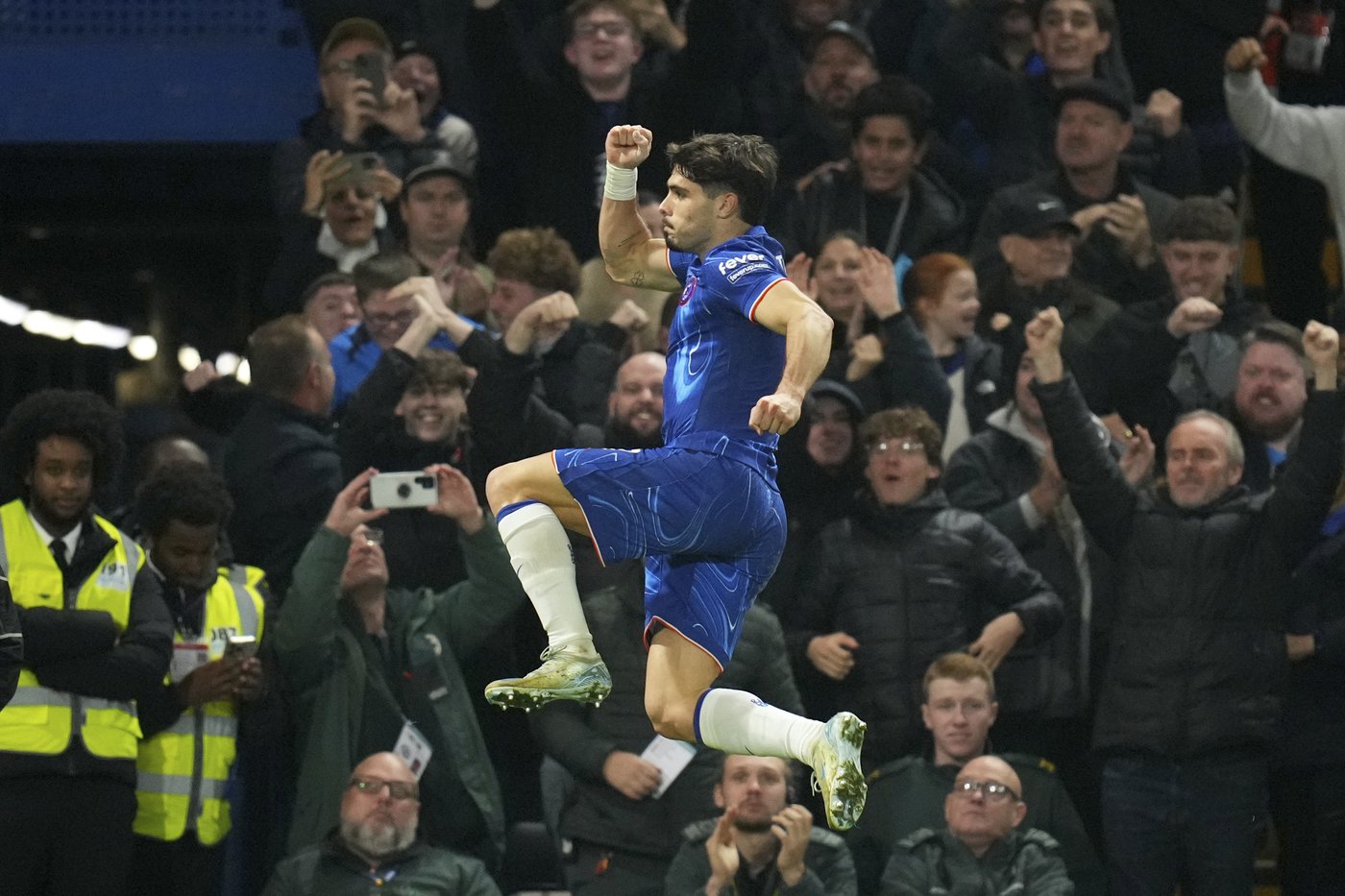 Arsenal's winless run goes on after 1-1 draw with Chelsea and Man United beats Leicester 3-0 | iNFOnews.ca Arsenal's winless run goes on after 1-1 draw with Chelsea and Man United beats Leicester 3-0 | iNFOnews.ca