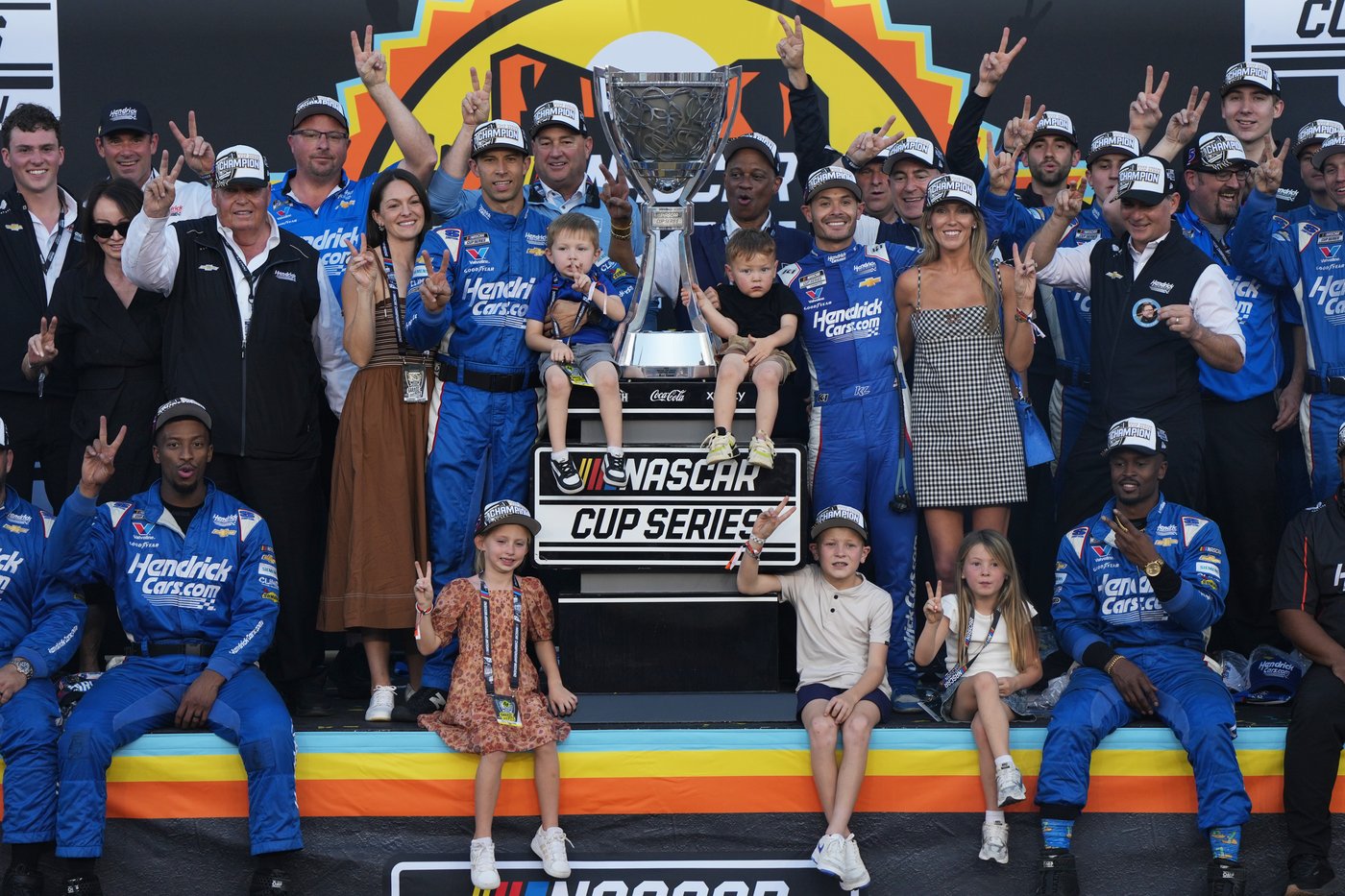 Kyle Larson wins second NASCAR championship, denying Denny Hamlin in overtime | iNFOnews.ca Kyle Larson wins second NASCAR championship, denying Denny Hamlin in overtime | iNFOnews.ca