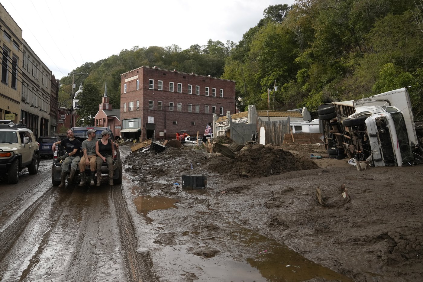 Southerners stay in touch the old-fashioned way after Helene cuts roads, power, phones | iNFOnews.ca