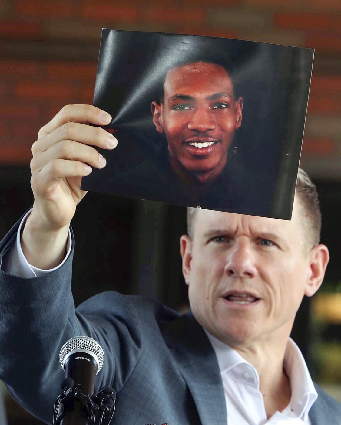 Relatives of a Black man killed by Ohio police are settling their lawsuit | iNFOnews.ca Relatives of a Black man killed by Ohio police are settling their lawsuit | iNFOnews.ca