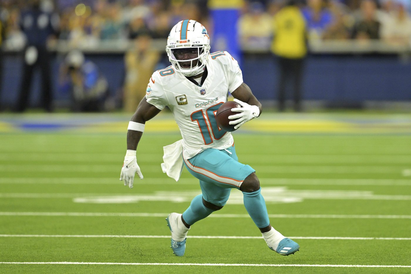 Tyreek Hill plays through wrist injury, scores to end touchdown drought in Dolphins' win over Rams | iNFOnews.ca Tyreek Hill plays through wrist injury, scores to end touchdown drought in Dolphins' win over Rams | iNFOnews.ca