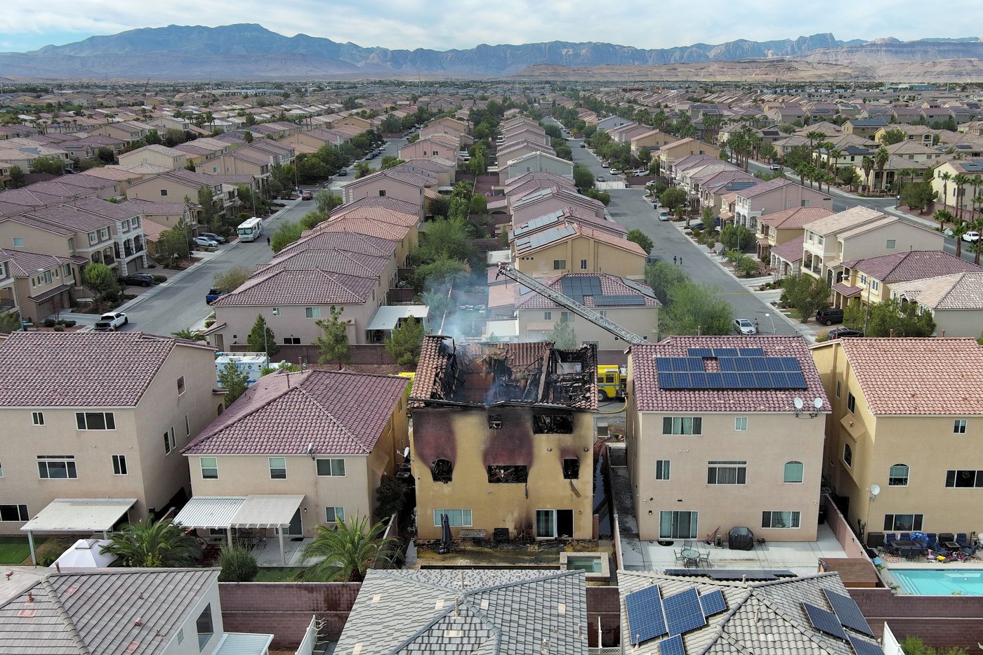 Mom and child jumped from a window to escape a Las Vegas fire that killed 2 children and 2 adults | iNFOnews.ca
