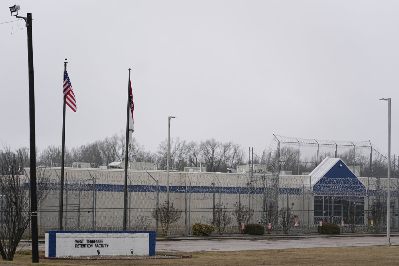 Immigrant detainees begin arriving at former prison in rural Tennessee town | iNFOnews.ca