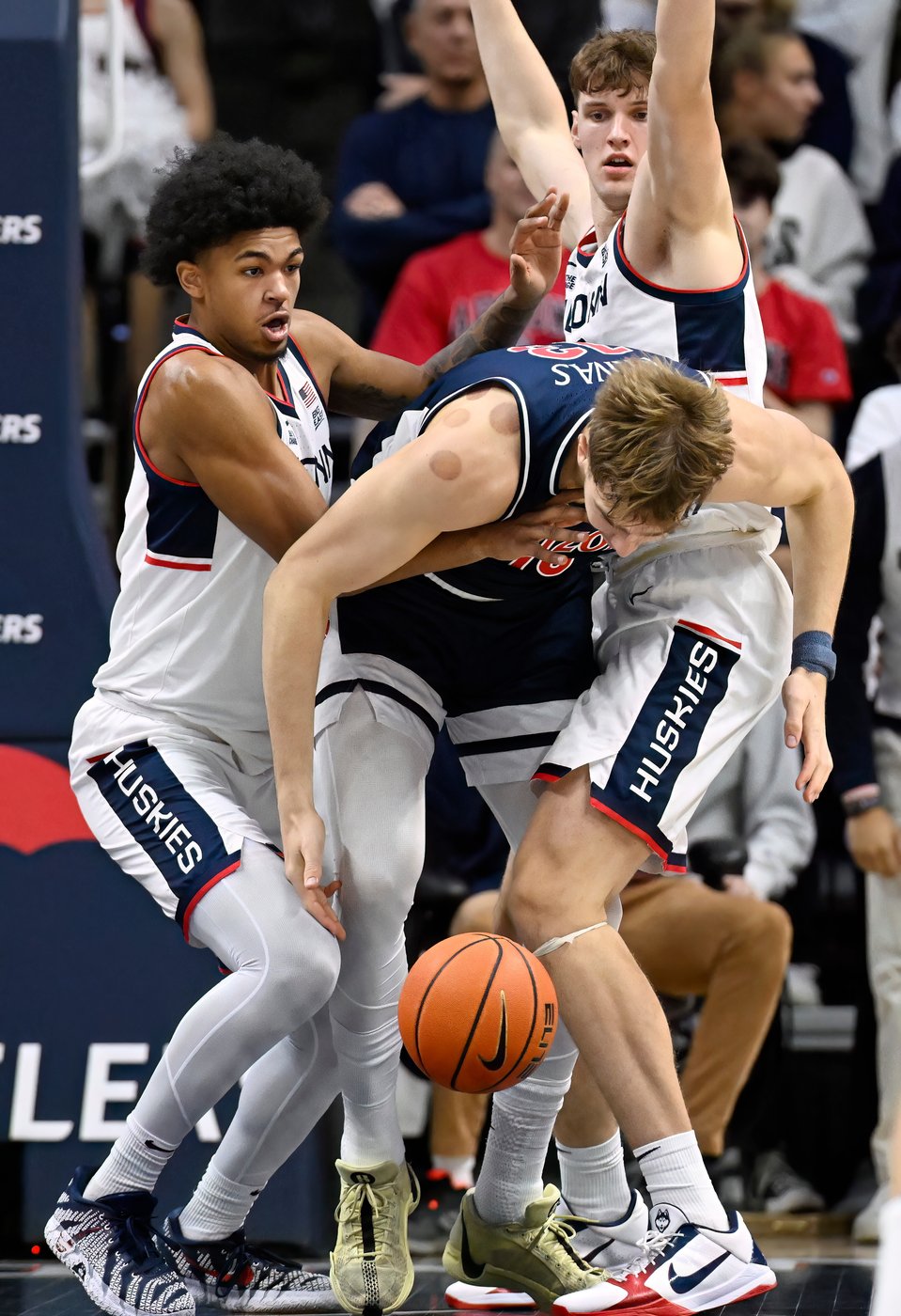 Jaden Bradley scores 21 points to lead No. 4 Arizona past No. 3 UConn 71-67 | iNFOnews.ca Jaden Bradley scores 21 points to lead No. 4 Arizona past No. 3 UConn 71-67 | iNFOnews.ca