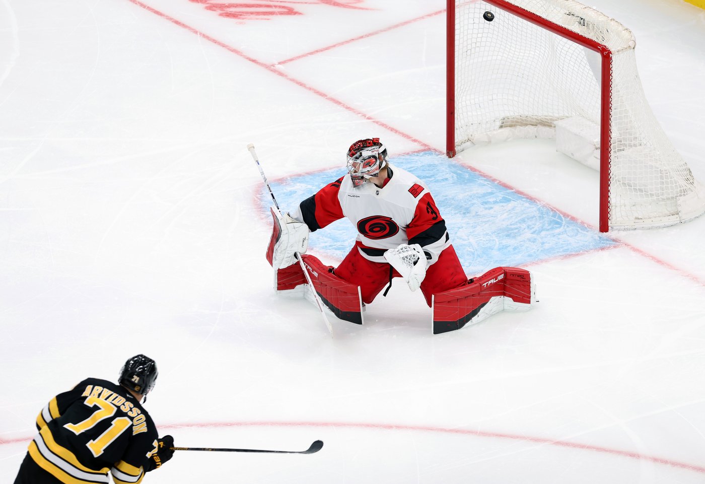 Bruins extend win streak to 3 with 2-1 victory over the Hurricanes | iNFOnews.ca Bruins extend win streak to 3 with 2-1 victory over the Hurricanes | iNFOnews.ca