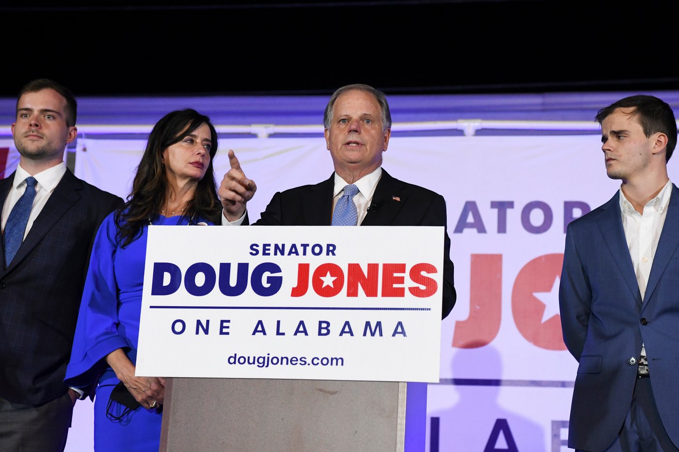 Former US Sen. Doug Jones announces run for Alabama governor | iNFOnews.ca