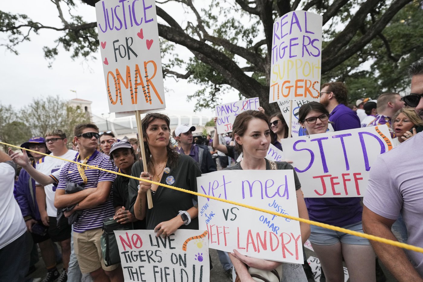 Caged tiger wheeled into LSU's Tiger Stadium for the first time since 2015 at governor's behest | iNFOnews.ca Caged tiger wheeled into LSU's Tiger Stadium for the first time since 2015 at governor's behest | iNFOnews.ca
