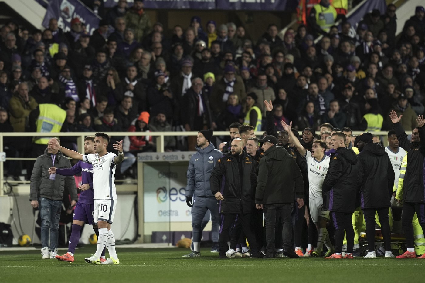 Serie A title race loses significance after Fiorentina player collapses on field | iNFOnews.ca Serie A title race loses significance after Fiorentina player collapses on field | iNFOnews.ca