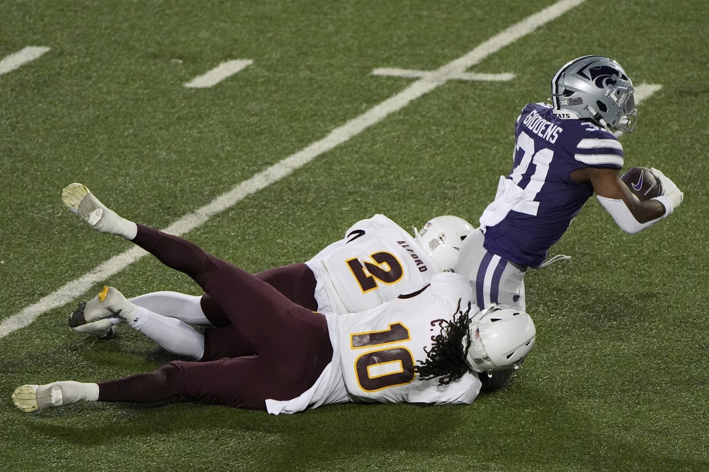 K-State out to snap 2-game skid as Cincinnati comes to town trying to reach bowl eligibility | iNFOnews.ca
